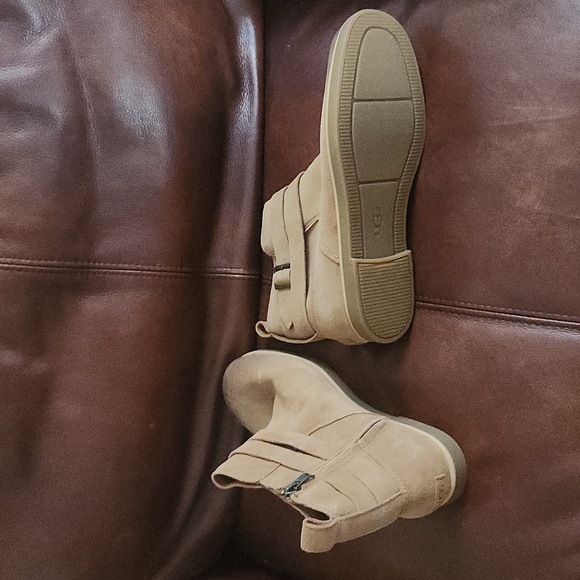 NEW UGG Boots - Picture 3 of 4